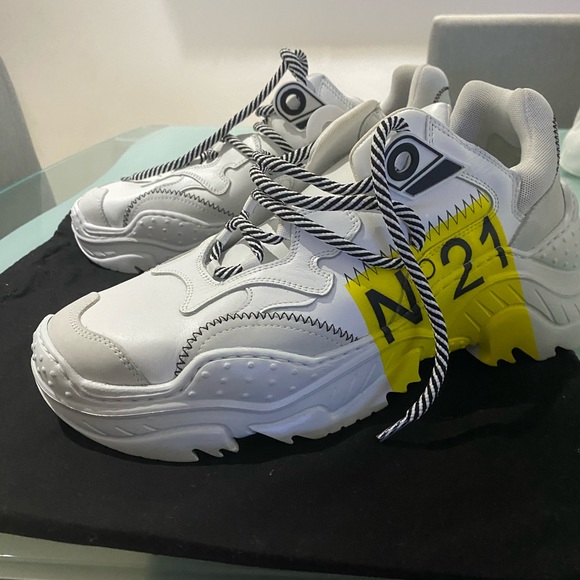 No. 21 - Picture 1 of 4